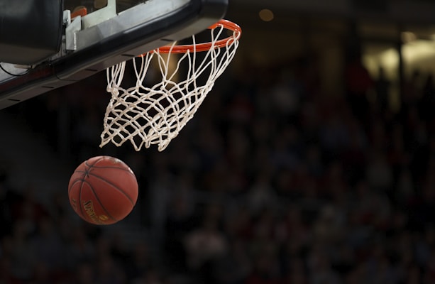 篮球运动员在NBA季后赛中投篮的瞬间